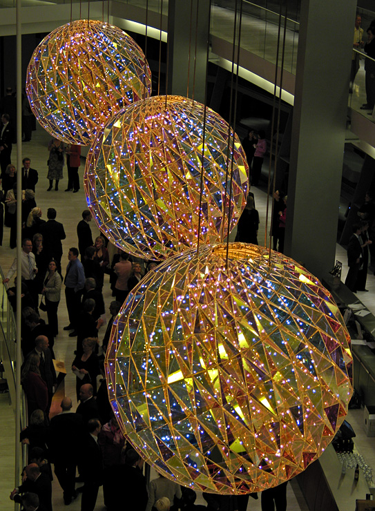 De tre lysekroner i Operaen af Olafur Eliassons
