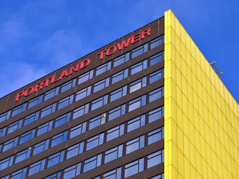 Farverigt Portland Tower i solskin
