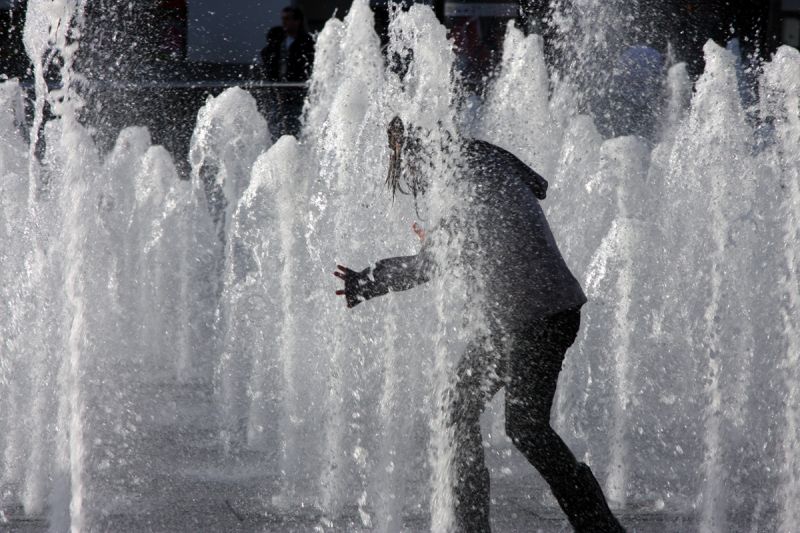 Pige i springvandet på Picadilly Gardens
