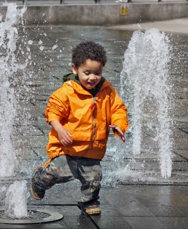 Dreng løber ud af springvandet på Picadilly Gardens
