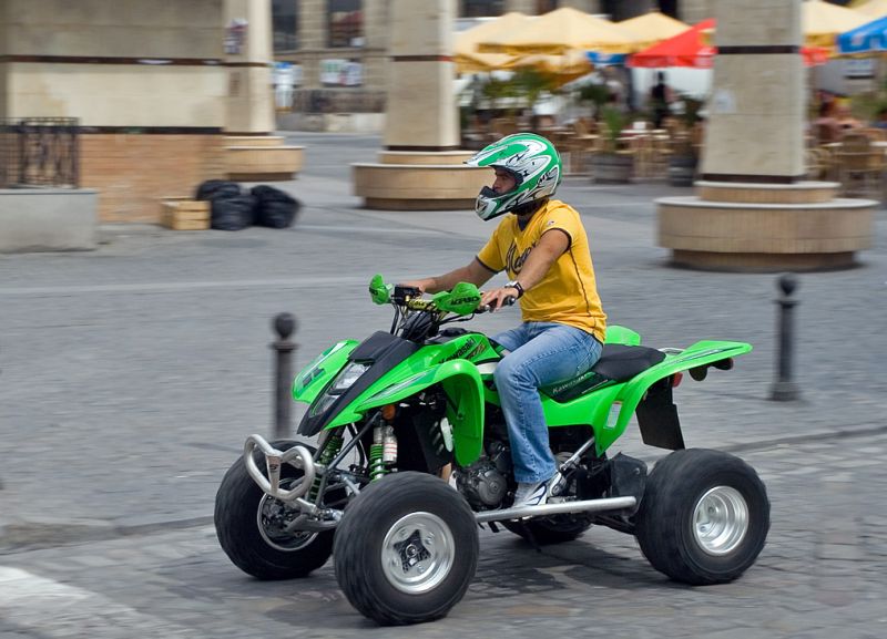 En af de mange quad-bikes i bybilledet.
