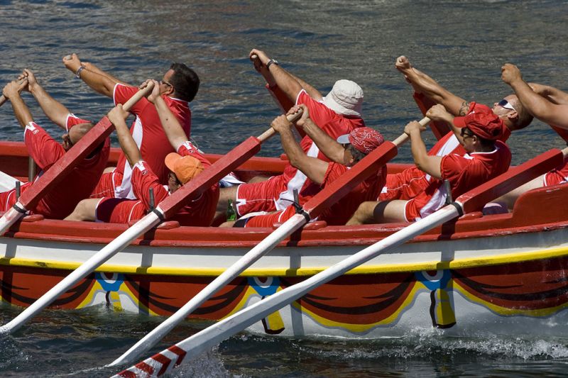 Roerne i en båd under "Les Joutes"
"Les Joutes" er en slags lansekamp mellem to "hvide riddere" bagest pÃ¥ bÃ¥dene. Tradition siden 1666.
Mere info her: http://www.ot-sete.fr (under "Les Joutes" )
OBS: LÃ¦g mÃ¦rke til den lille grÃ¸nne flaske midt i bÃ¥den - godt der ogsÃ¥ er plads til lidt "hygge"  ;-)
