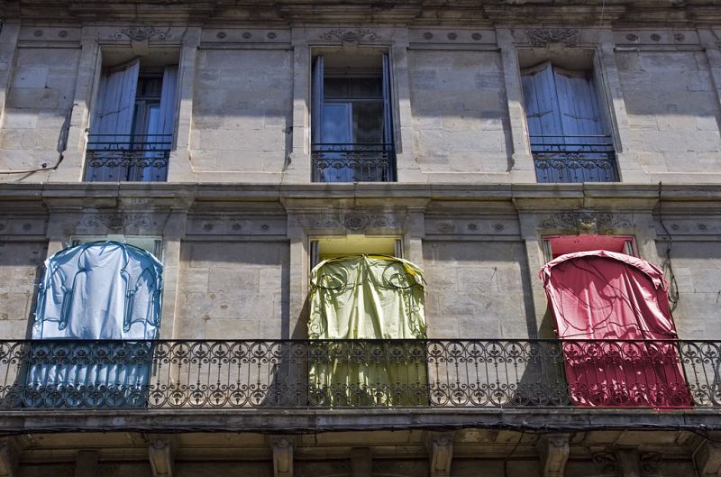 Farverige gardiner i shopping gaden
