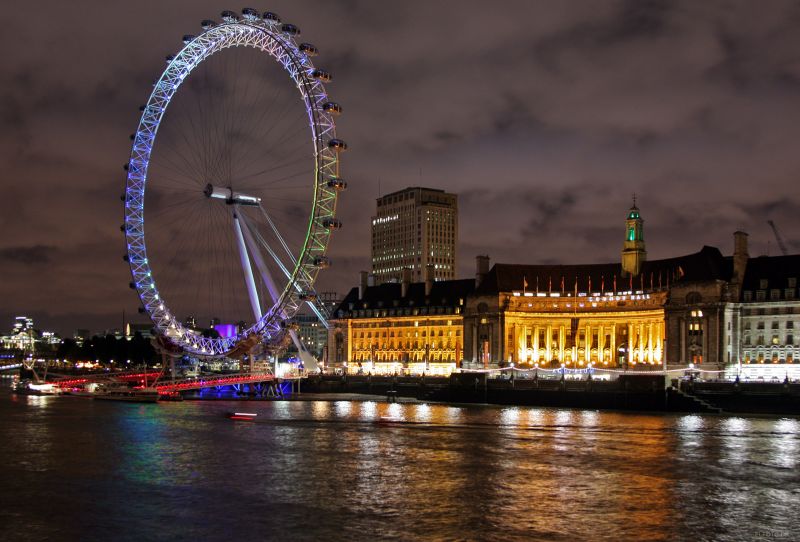 London Eye og Country Hall ved aftentide
