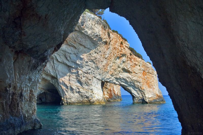 Blue Caves. Sejler igennem.
