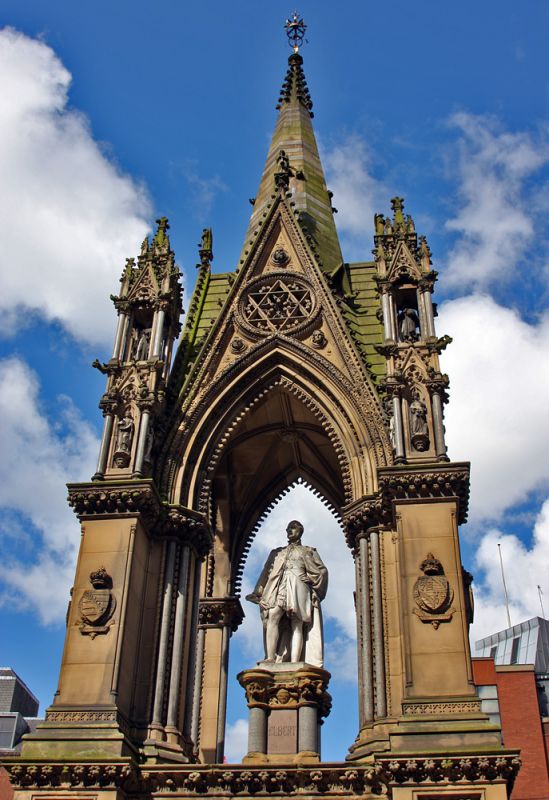 Statue foran Manchester Town Hall

